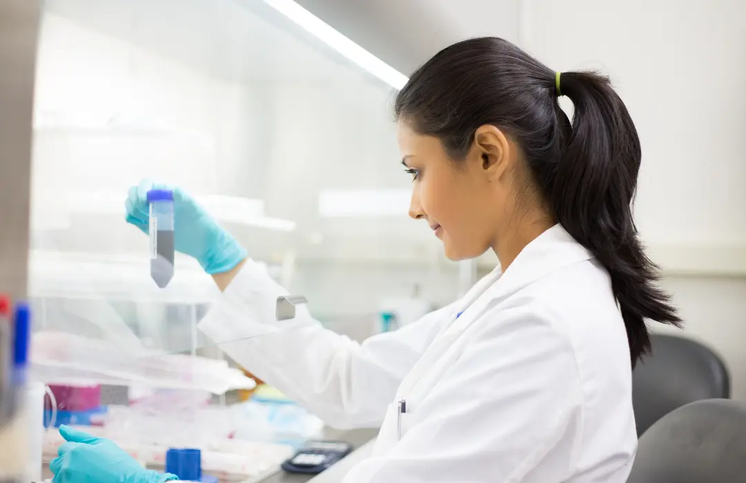 Doctora en laboratiio con muestras