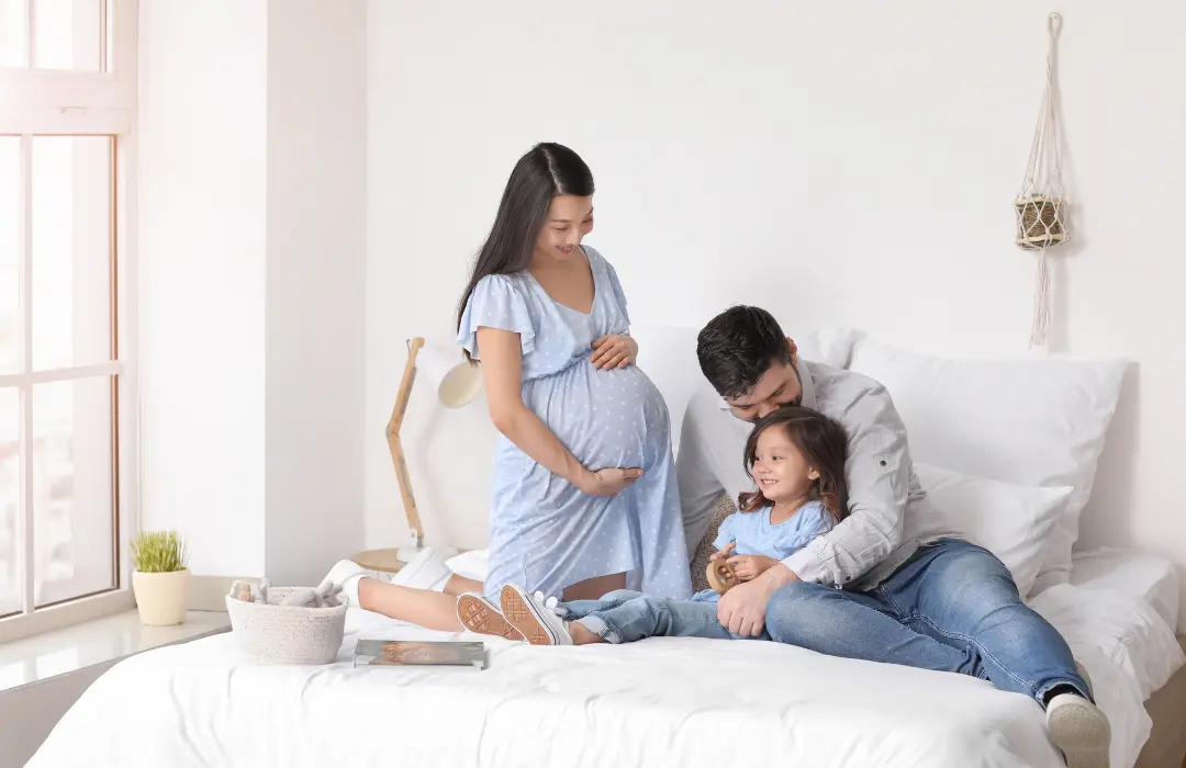 Familia con madre embarazada