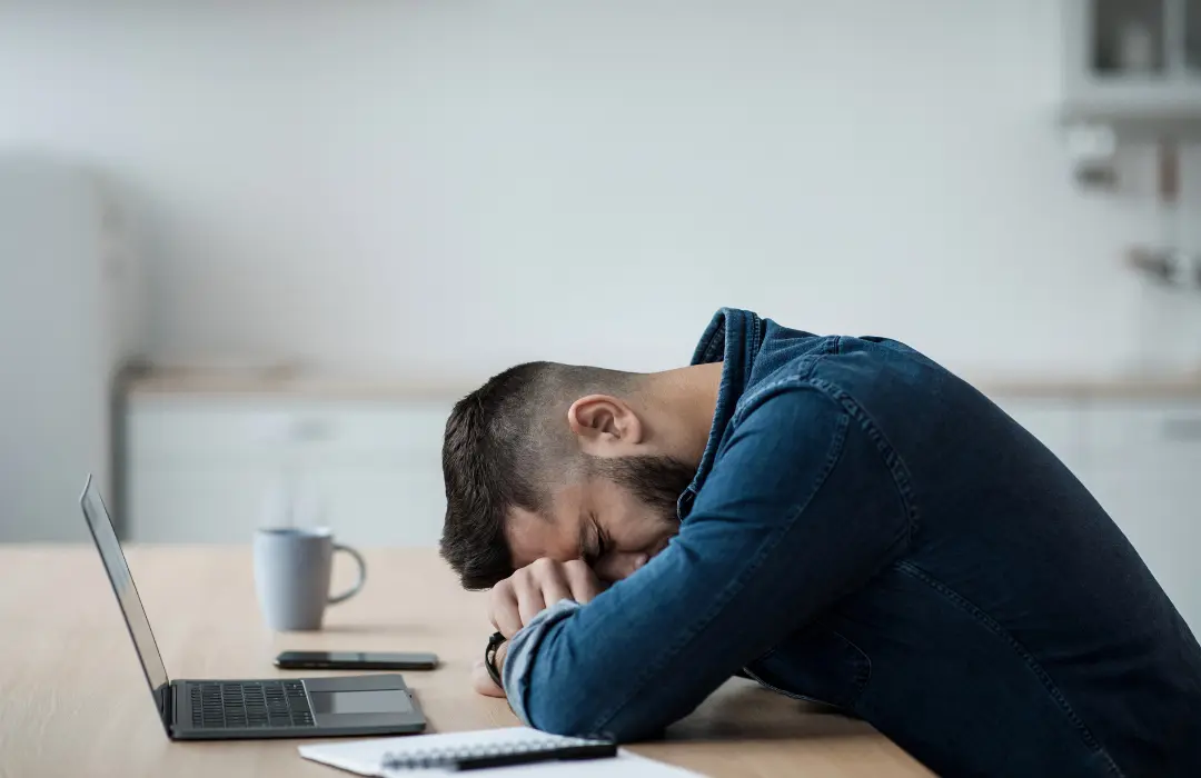Hombre sobre la mesa de su trabajo